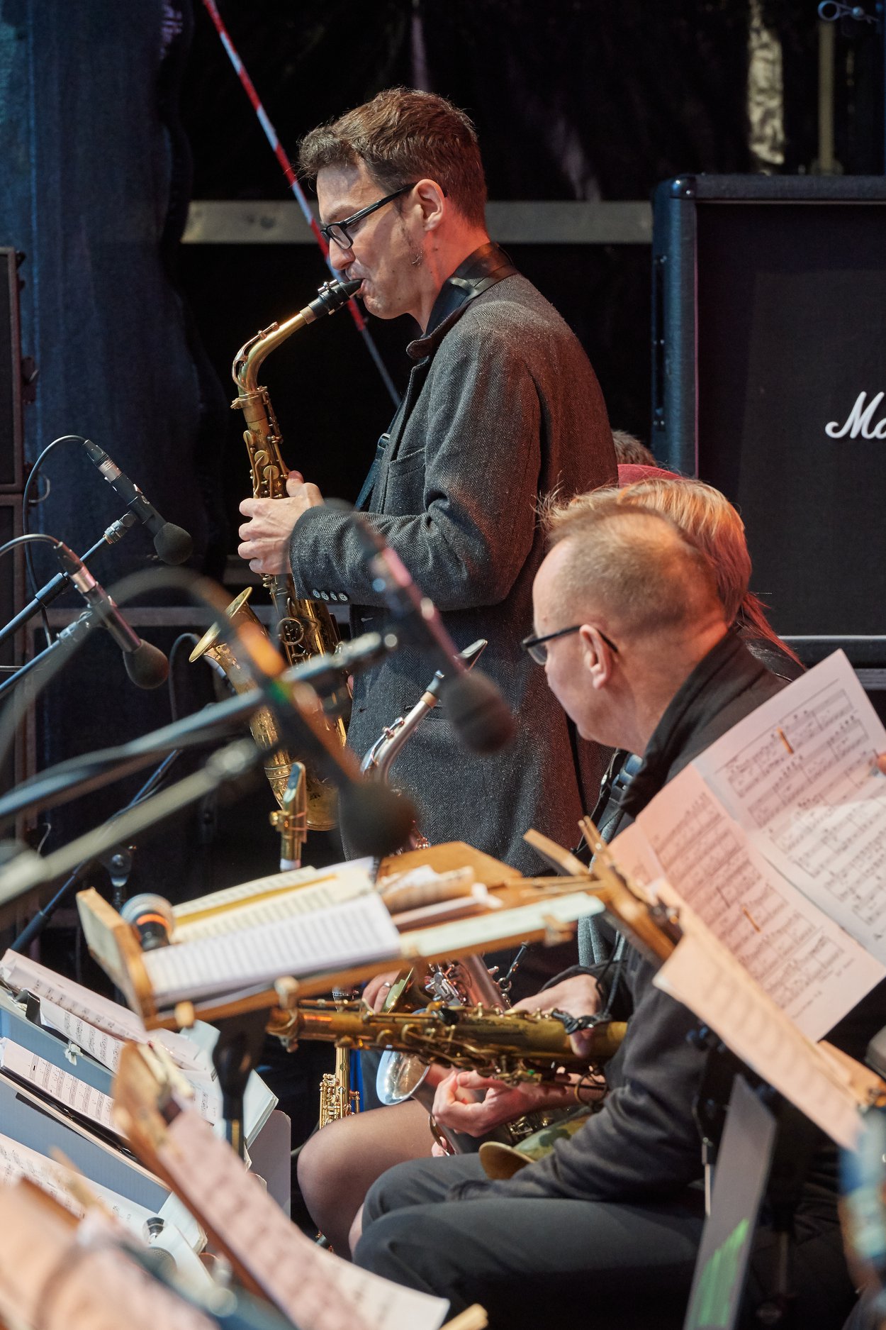 rick alan on stage with bigband